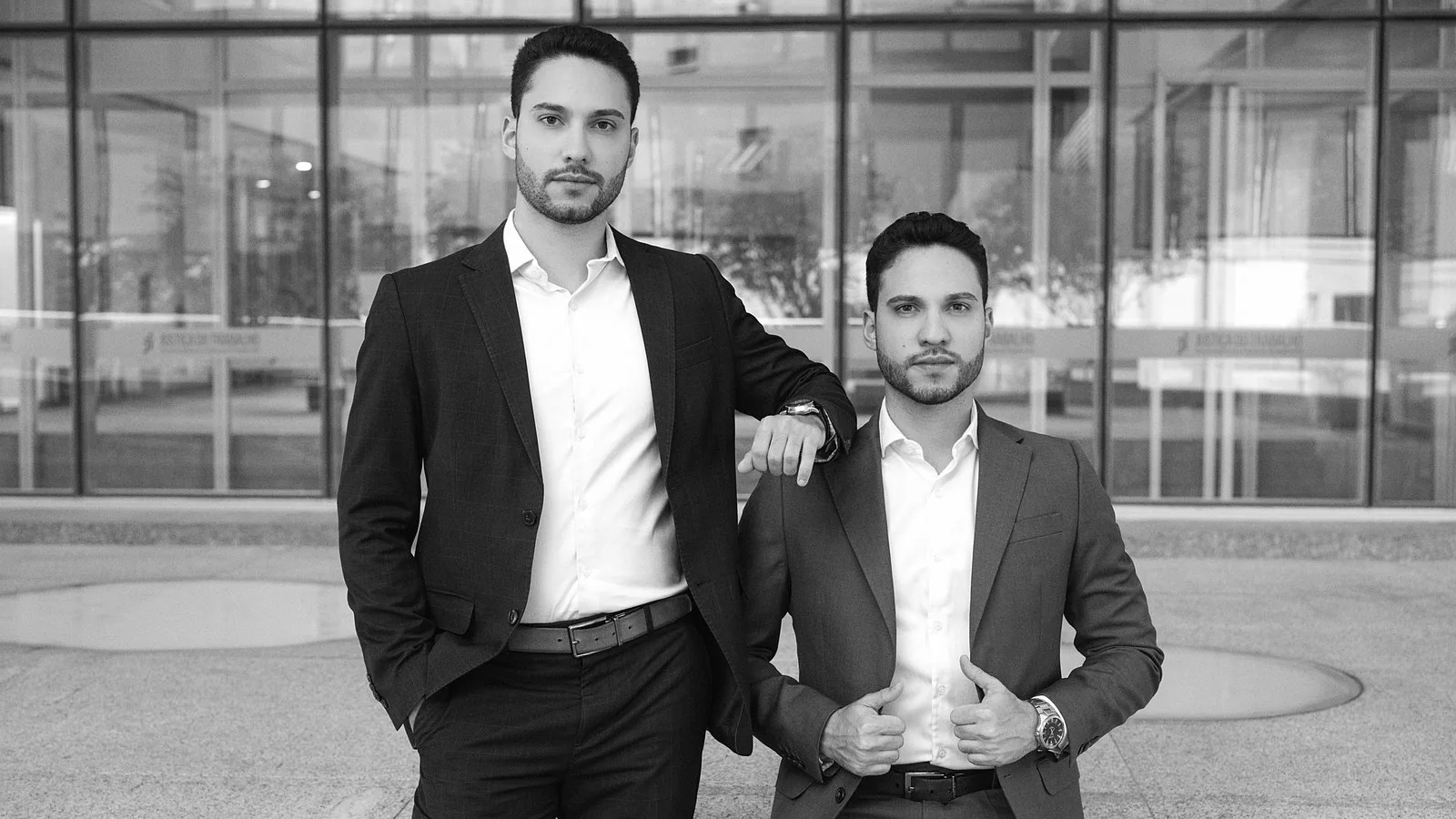Bruno Melo de Carvalho e Rafael Melo de Carvalho em frente à sede do escritório